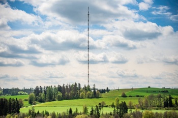 Při příjezdu je vidět už z velké dálky. Stojí totiž na kopci a tyčí se do výšky úctyhodných 250 metrů. Ocelový stožár tvoří hlavní dominantu atmosférické stanice Křešín u Pacova, která je součástí Národní atmosférické stanice Košetice. 