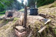 Postupně obcházíme jednotlivá stanoviště a zjišťujeme, co se kde děje. Třeba na tomto snímku je vidět vaření kolomazi, která vzniká smícháním dehtu s tukem.    