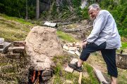 V keramické peci se topí tvrdým bukovým dřevem a teplota při výpalu může i v jednoduché peci hravě přesáhnout tisíc stupňů Celsia. 
