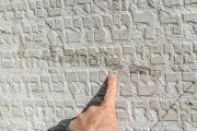 Thanks to our guide, the photographer and I discovered fascinating details we would not have otherwise noticed. We learned that stonemasons crafted the tombstones from Slivenec marble, which contains remnants of fossilized creatures – crinoids, cephalopods, and fragments of trilobites.