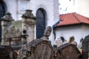 Naší první zastávkou je nejznámější a nejstarší dochované židovské pohřebiště v Praze, které se nachází na Starém Městě v Josefově. Pohřbívalo se na něm od první poloviny 15. století do roku 1787 a čítá přibližně 12 tisíc náhrobních kamenů.