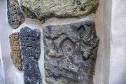 Při procházce josefovským hřbitovem nás průvodci upozorňují na fragmenty náhrobků, usazených v ohradní zdi. Byly sem přeneseny ze staršího zrušeného pohřebiště z území, kudy dnes vede Vladislavova ulice (prostor za obchodním domem Quadrio).
