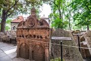 Míjíme místo odpočinku mnoha významných osobností, např. Jehudy ben Becalela, známého jako rabi Löw (zemřel v r. 1609). 