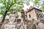 Vidíme jej na tumbě Hendl Baševiové (zemřela v r. 1628), manželky finančníka Jakuba Baševiho, povýšeného do šlechtického stavu císařem Rudolfem II.