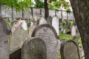 Dalším symbolem jsou žehnající ruce, které označují hroby údajných potomků biblického rodu Kohenů – chrámových kněží. To už jsme se ale přemístily na jiný velmi starý pražský židovský hřbitov, který se nachází na úpatí žižkovského vysílače. 
