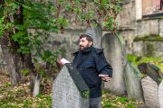 Současný hřbitov krčící se ve stínu žižkovského vysílače je tak pouhým zlomkem původního rozlehlého areálu. Přesto stojí za to ho navštívit. Nás jím provázel Pavel Veselý z Židovské obce v Praze.