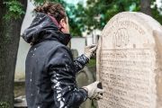 I na starém žižkovském hřbitově dochází k postupným opravám náhrobních kamenů. Od roku 2001 jich renovací prošlo více než 255. Jednoho restaurátora jsme dokonce zastihly přímo při práci. 