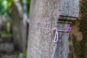 Provázek na náhrobku není žádným novodobým symbolem, ale zcela praktickou pomůckou, která označuje místa určená k restaurování.