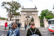 Naše další kroky pak mířily k Novému židovskému hřbitovu na Olšanech. Pojďme se tedy podívat i na současné židovské pohřebiště, které je činné od roku 1890 a skýtá mnoho zajímavých pohledů.