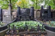 Můžeme na něm obdivovat např. náhrobky postavené podle návrhů význačných architektů a výtvarníků. Na snímku vidíme hrobku pro rodinu Elbogenových, jejímž autorem je Jan Kotěra.