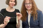 Historička Dana Dvořáčková-Malá si jako překvapení do studia přinesla vřeteno a při rozhovoru chvíli spřádala vlněné nitě. Na snímku s moderátorkou Jitkou Kostelníkovou.
