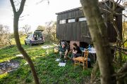 The April expedition begins with a briefing at the biologist’s caravan, which serves as his base during fieldwork. He often spends several consecutive days in the field.
