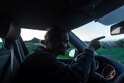 Biolog nám z auta ukazuje, v jakých místech bychom mohli očekávat prvního dnešního sýčka. V pozadí lze ještě spatřit obrysy hradu Házmburk. 