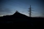 Docela rychle padá tma. V dáli slyšíme soví volání, jde ale o výra velkého, jak Martin Šálek upozorňuje. Sýček nikde. Je na čase přemístit se do jiné vesnice, protože právě v lidských sídlech sýčkové v dnešní době nejčastěji hnízdí. 