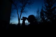 K monitoringu sov používá biolog dalekohled a termovizi s nočním viděním. Ta nabízí nevšední pohledy na noční krajinu. V průběhu večera a noci díky ní spatříme nejen několik sýčků na stromech nebo střechách domů, ale také srny na poli, ježky na cestách nebo kočky, myši a potkany ve vesnicích. 