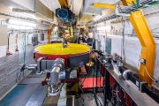One of the lab’s main methods is photon activation analysis. This method allows researchers to precisely determine which elements – and in what quantities – are present in an irradiated sample. It can detect levels down to just a few parts per million (ppm).