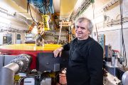 David Chvátil vysvětluje, že spolupracují i s ostatními pracovišti Akademie věd ČR, univerzitami, muzei, ale také firmami – od medicíny přes potravinářství, archeologii až po analýzy hornin.
