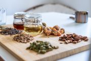 Mezi ingredience pro antický parfém metópion patří např. mandle, kardamon, puškvorec, myrha nebo galbanum. 
