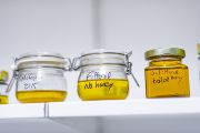 Na poličce v laboratoři leží meziprodukty vzniklé při výrobě parfému metópion. 