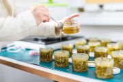 Chemička Laura Prieto Pabon přidává med do nádobek s vonnými látkami rozpuštěnými v olivovém oleji. 