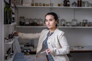 Laura Juliana Prieto Pabón vystudovala organickou chemii na Kolumbijské národní univerzitě v Bogotě a parfumérskou chemii na francouzské Univerzitě Côte d’Azur. Je doktorandkou v Ústavu organické chemie a biochemie AV ČR ve skupině Chemie přírodních látek. Specializuje se na organickou chemii a analýzu vůní. V projektu Alchymie vůní má na starosti její chemickou část a aktivně se podílí na workshopech výroby starověkých parfémů pro veřejnost.