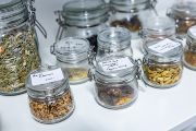 Zásoby ingrediencí, které jsou potřeba k výrobě starověké vůně 