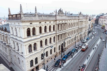 Budova nepatřila vždy badatelům, Československá akademie věd ji získala od státu až v roce 1954. Neorenesanční palác si totiž téměř o sto let dříve nechala postavit Spořitelna česká. Autorem stavby byl český architekt Vojtěch Ignác Ullmann, o rozšíření směrem k řece se v devadesátých letech 19. století postaral Rakušan Friedrich Schachner. 
