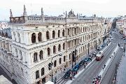 Budova nepatřila vždy badatelům, Československá akademie věd ji získala od státu až v roce 1954. Neorenesanční palác si totiž téměř o sto let dříve nechala postavit Spořitelna česká. Autorem stavby byl český architekt Vojtěch Ignác Ullmann, o rozšíření směrem k řece se v devadesátých letech 19. století postaral Rakušan Friedrich Schachner. 