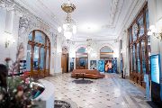 Foyer neboli předsálí. Odsud mohou kroky příchozích zamířit třemi směry: do Galerie Věda a umění, do dvorany Knihovny AV ČR nebo do útrob budovy plné sálů, konferenčních místností a kanceláří zdejších zaměstnanců.
