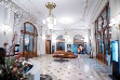 Foyer neboli předsálí. Odsud mohou kroky příchozích zamířit třemi směry: do Galerie Věda a umění, do dvorany Knihovny AV ČR nebo do útrob budovy plné sálů, konferenčních místností a kanceláří zdejších zaměstnanců.