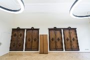 Pár kroků za recepcí umístěnou ve foyer Akademie provozuje bistro, v místnosti jsou stále k vidění původní trezory.