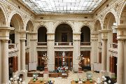 Prostory knihovny se rozkládají přes dvě podlaží. Střechu nesou pilíře se znaky českých měst, spodní plochu stropu tvoří kovová konstrukce s 684 skleněnými tabulemi s dekorativní malbou a leptáním.