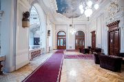 Hlavní část prvního patra budovy tvoří ochoz nad dvoranou. Na něj navazuje předsálí reprezentačních místností, v nichž v současnosti „úřaduje“ nejvyšší vedení Akademie věd ČR.