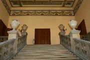 Schodiště s kamennými vázami vede do druhého patra, kde se nacházejí dva přednáškové sály.