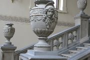 Detail kamenné vázy na schodišti.