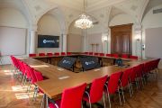 Sál číslo 108 je umístěn v prvním patře hlavní budovy. Je vybavený moderní konferenční technikou.
