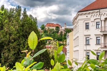 Geodiverzita je významnou složkou krajiny. Je důležitá pro biodiverzitu i lidskou činnost. Lokalit, které to dokládají, najdeme mnoho i v Brně. Jsou to místa známá a oblíbená, ale i taková, která často unikají našemu zraku, ačkoli se s nimi pojí mnoho přírodovědných, historických či kulturních zajímavostí. Na snímku pohled na hrad Špilberk z Denisových sadů.