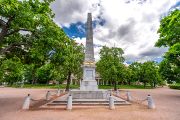Obelisk v Denisových sadech je vytesán z korálového mramoru vytěženého nedaleko lomů na Hádech. Představuje poděkování za mír po konci napoleonských válek. Při bližším zkoumání na něm lze spatřit různé zkameněliny.