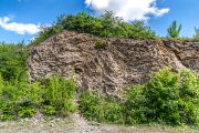 Dary neživé přírody, jako jsou nerostné suroviny, voda či půda, využíváme odpradávna. Krajina ovlivňuje chování člověka, který si například vybírá, kde vystaví svá sídla. Lidé zase svými zásahy přetvářejí krajinu – třeba těžbou, stavbami, regulací vodstva. Ukázkou takové přírodní lokality je vrch Hády, kde se těžily vápence.
