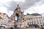 Základ barokní kašny Parnas na Zelném trhu tvoří vápenec ze Stránské skály, která stojí ve východní části Brna mezi Líšní a Slatinou.