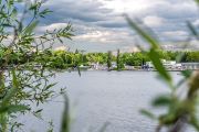 Na vodních tocích se vybudovalo několik nádrží, které přispívají k hydrodiverzitě i atraktivitě krajiny. K největším turistickým lákadlům na Svratce patří bezesporu Brněnská přehrada (dříve Kníničská), sloužící nejen jako oblíbený cíl pro sportovce a rekreanty, ale i jako ochrana města před povodněmi a k vodárenským a energetickým účelům.