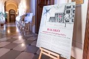 Pro návštěvníky si organizátoři připravili také několik výstav. Některé z nich byly k vidění v prostorách hlavní budovy Akademie věd na Národní třídě v Praze.
