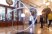 Ve foyer budovy Akademie věd na Národní třídě v Praze vítal návštěvníky „atom“ – hlavní prvek loga festivalu.