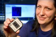Výzkumná pracovnice ÚEB Helena Toegelová s čipem pro optické mapování