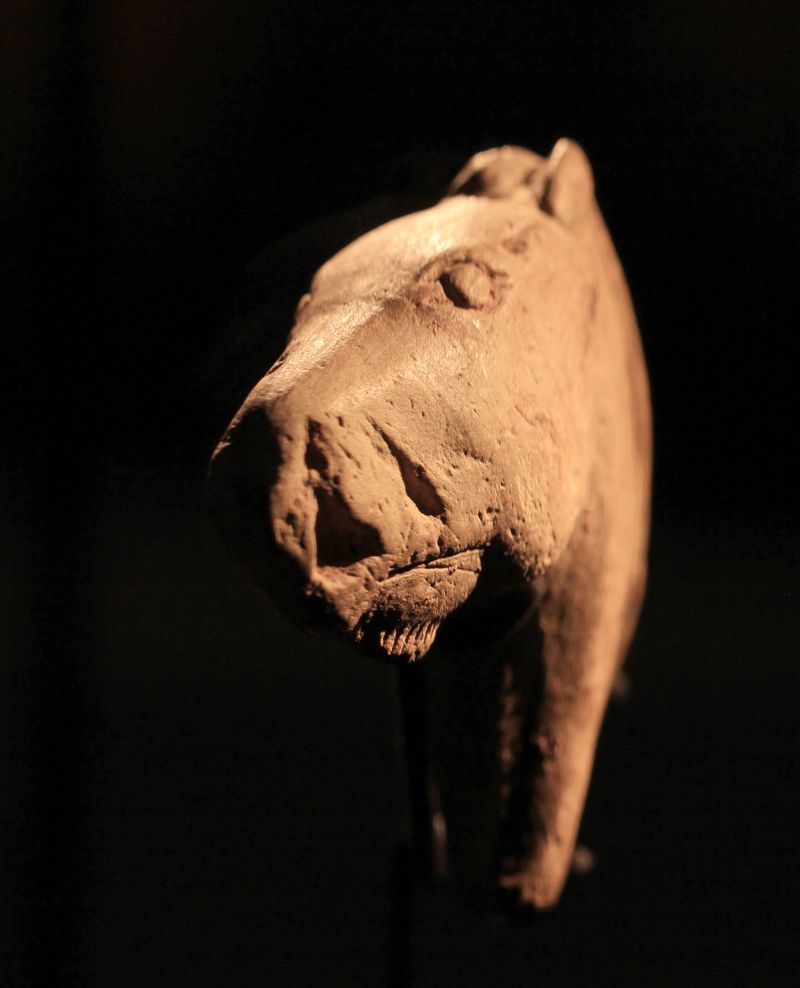 Figurína koně (archeologická kultura Magdalénien) z Duruthy, Francie. Abbaye d’Arthous. Collections of the Landes Department, květen 2021.