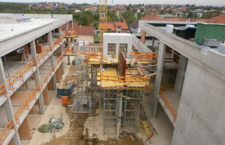 2013 End of the preparatory phase and beginning of the construction phase of the ELI Beamlines building