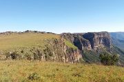 Tundavala se nachází v jihozápadní Angole na okraji Angolského srázu (Angolan Escarpment) ve výšce 2250 metrů nad mořem. Zdejší horské louky se vyznačují vysokou diverzitou hlodavců i jejich virů.