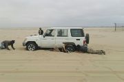 Vyprošťování terénního jeepu v Namibské poušti. Jméno „Namib“ znamená podle místního jazyka „nesmírný“ nebo „velká prázdnota“ a zakládá se na pravdě, neboť poušť zabírá plochu 50 000 km².