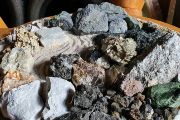 Model reprezentuje horninovou a mineralogickou skladbu planety Země. Exponát představuje skutečné vzorky minerálů a hornin, které velmi dobře známe. 