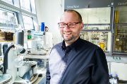 Dr. Petr Cígler, vedoucí skupiny Syntenatická nanochemie při ÚOCHB